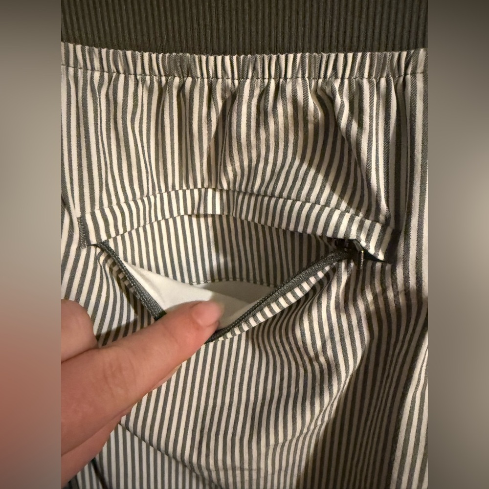 Athleta Brooklyn Textured Ankle Pant Size 6 vertical stripes white gray - Picture 9 of 14